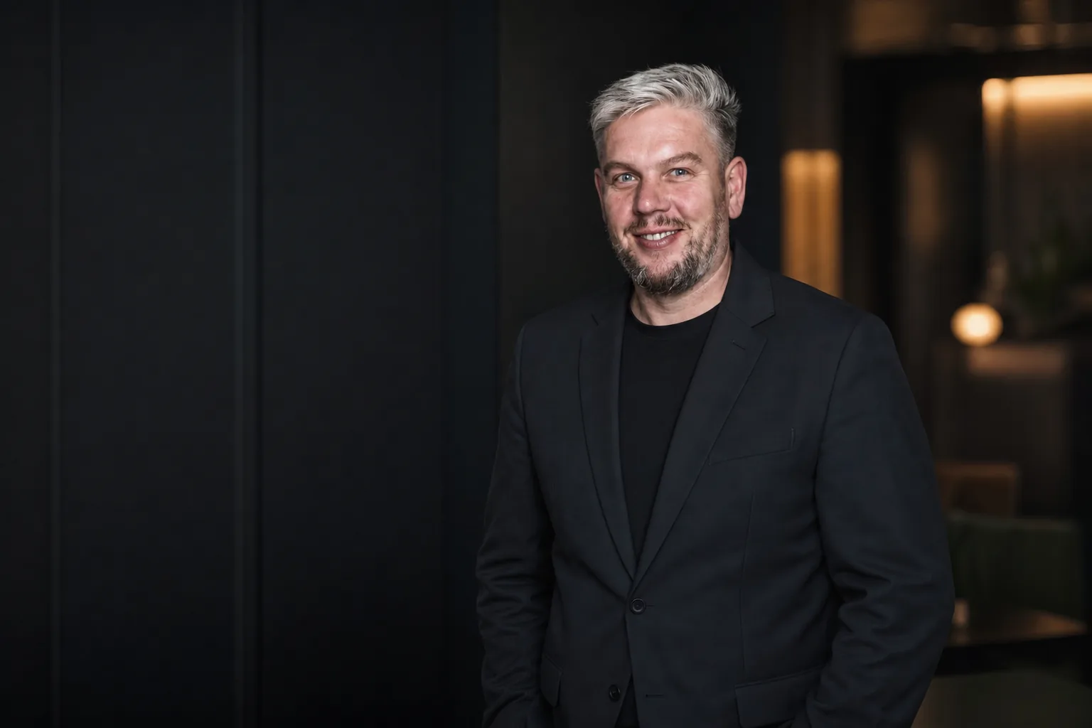 Paweł Soczomski — portret biznesowy, ciemne tło